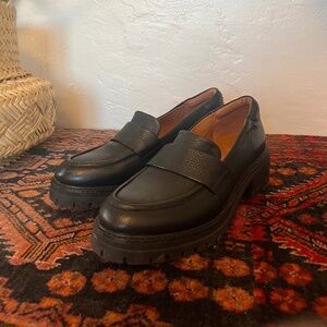 Kenneth Cole 9.5 Lug Sole Black Leather Loafers